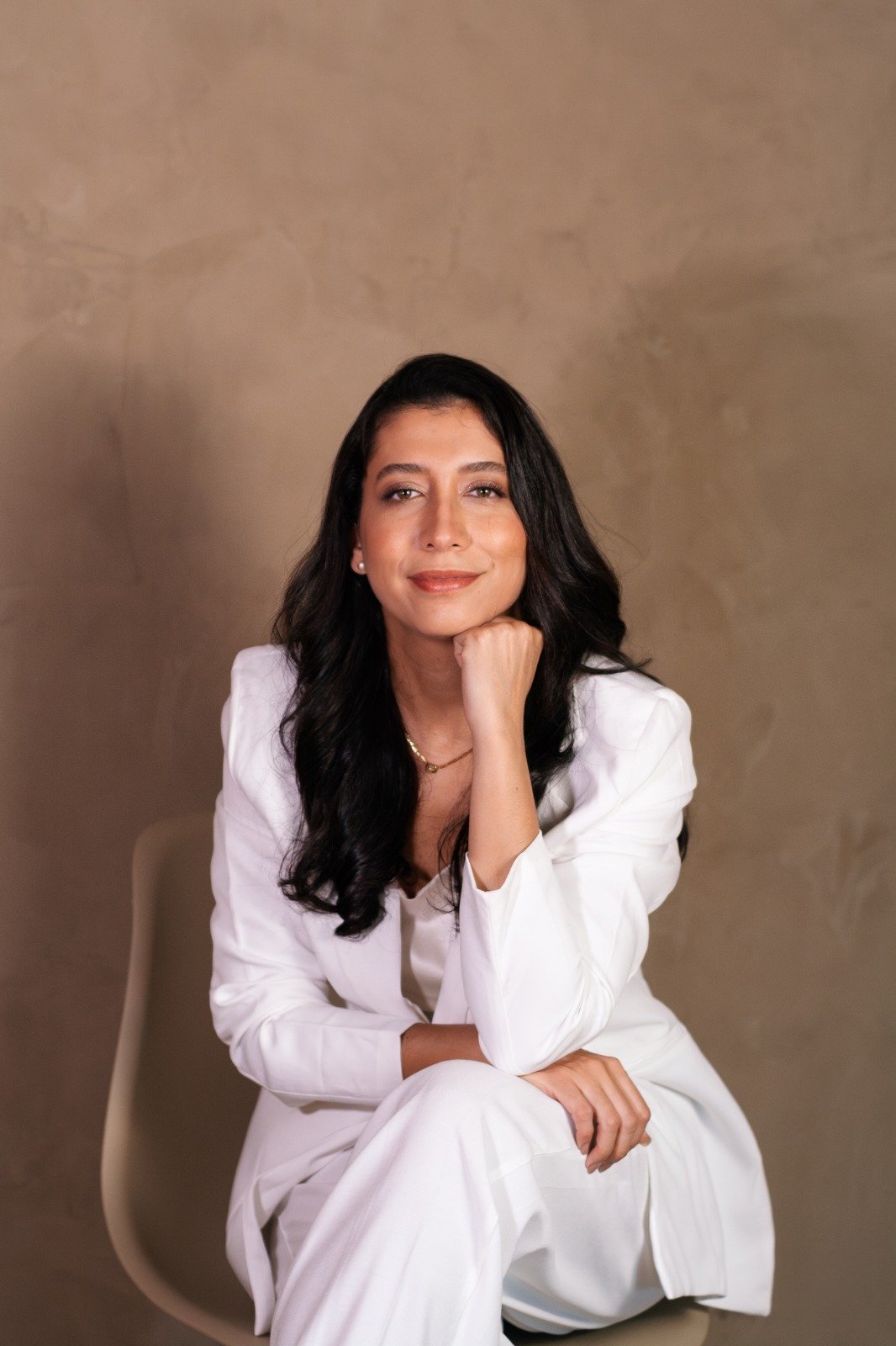 Mariana Souza, fundadora da Sobrancelhas com Afeto, retratada em ambiente acolhedor e iluminação natural — Artista Phibrows certificada pela Phi Academy