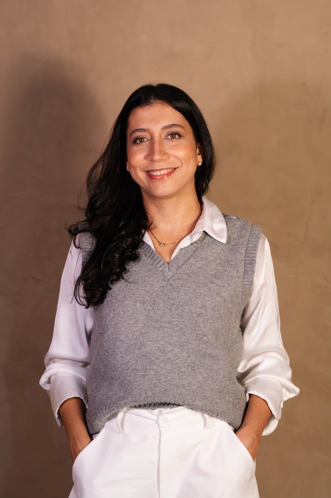 Mariana Souza no estúdio em Castelo, em momento de leitura de uma cliente — atmosfera de conversa antes do procedimento